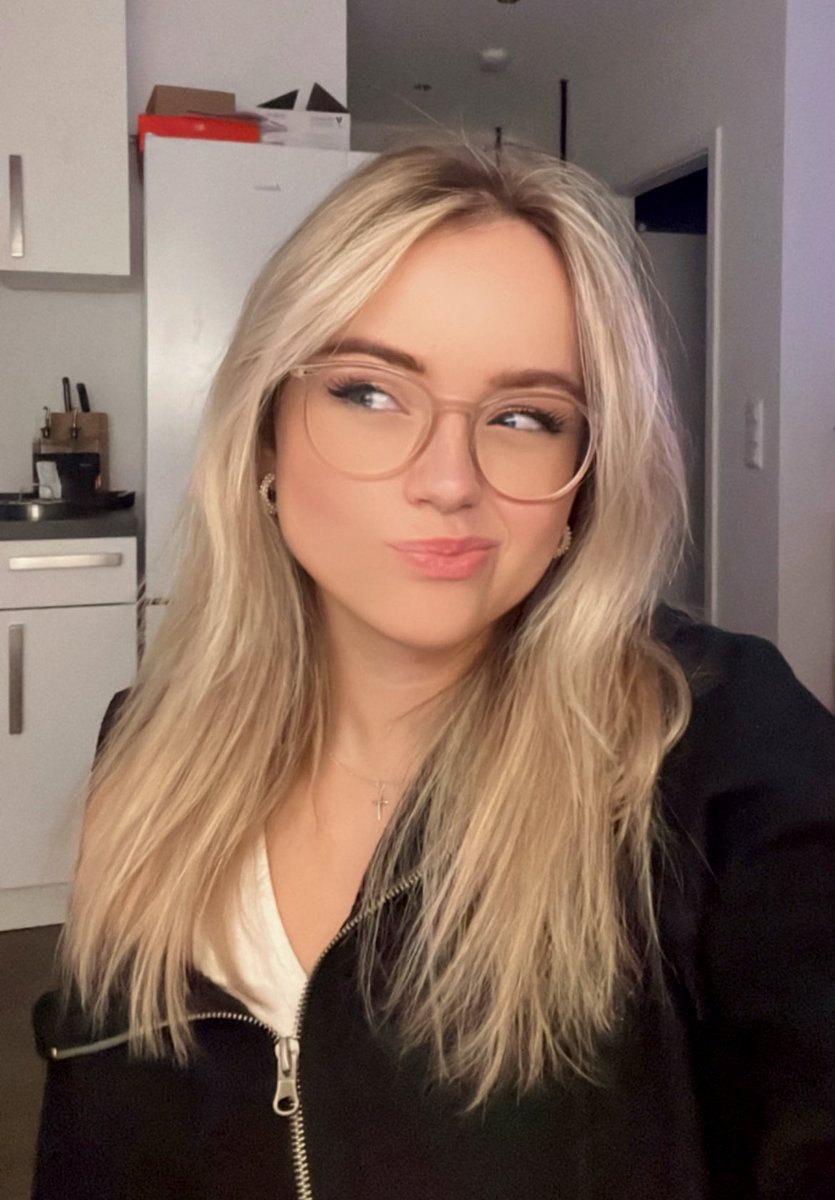 easyemii's tweet image. guess I&apos;m in my mid-twenties now