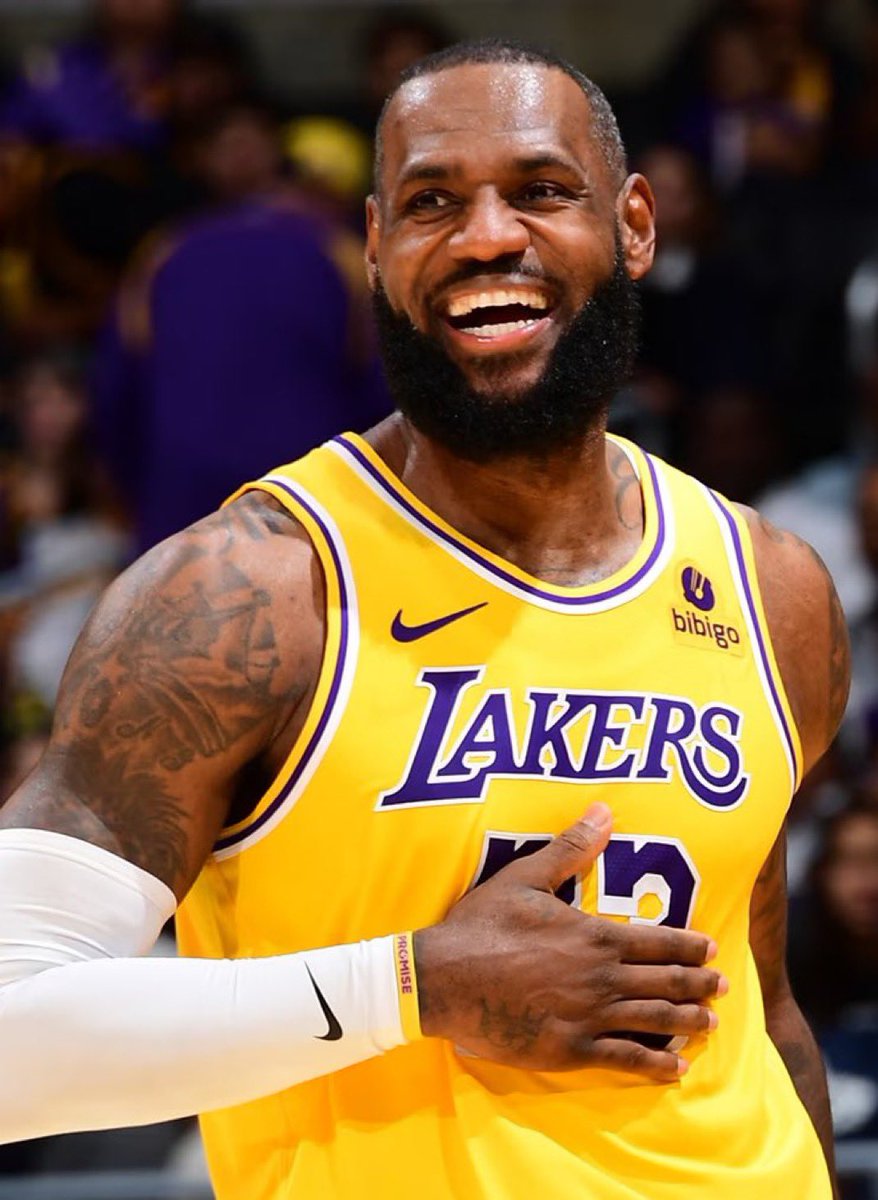 LEBRON AT HALFTIME:

19 POINTS
6 REBOUNDS 
4 ASSISTS
2 BLOCKS
66% FG
2/3 3PM