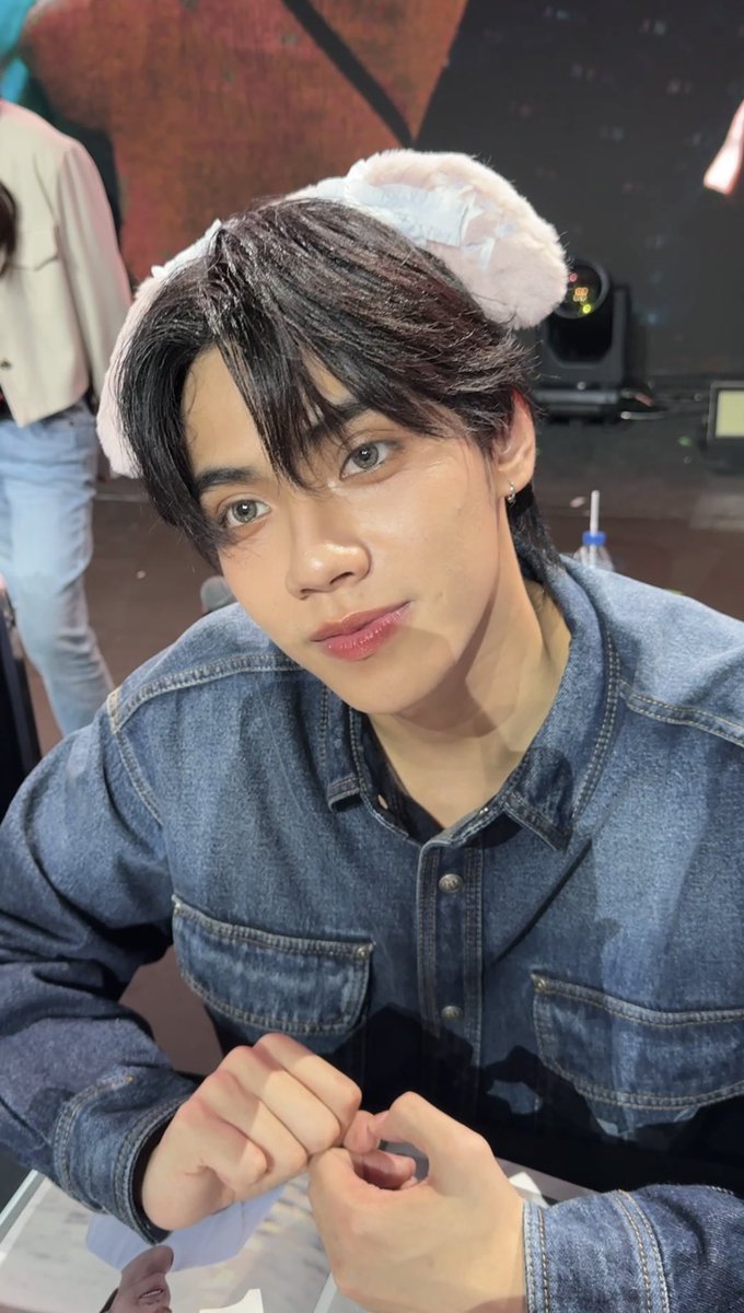 Khaimookpts's tweet photo. ไม่ไหวกับสายตาคู่นี้

#PEEMWASU 
#BUS1stFANCON_KnockKnockKnock 
#BUS_KnockKnockKnock_Korat 
#BUS_GQPP_FansignKorat https://t.co/CSozWymuUJ