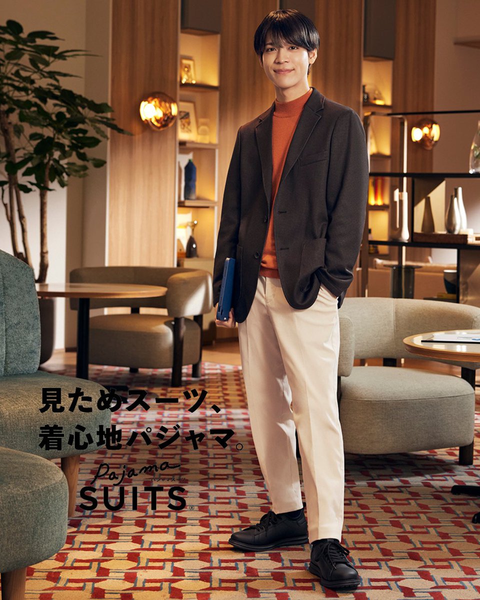 Aoki_sns's tweet photo. ／
松島聡さんが着こなす
秋の #パジャマスーツ style✨
＼
秋らしいブラウンカラーのジャケットに
オレンジのニットを合わせたビジカジスタイル✨
オフホワイトのボトムで抜け感のあるカジュアルコーデが完成！

▿着用アイテムの詳しい情報は特集ページをチェック
https://t.co/p52XA2sfDQ https://t.co/yTAVVz3Ykm