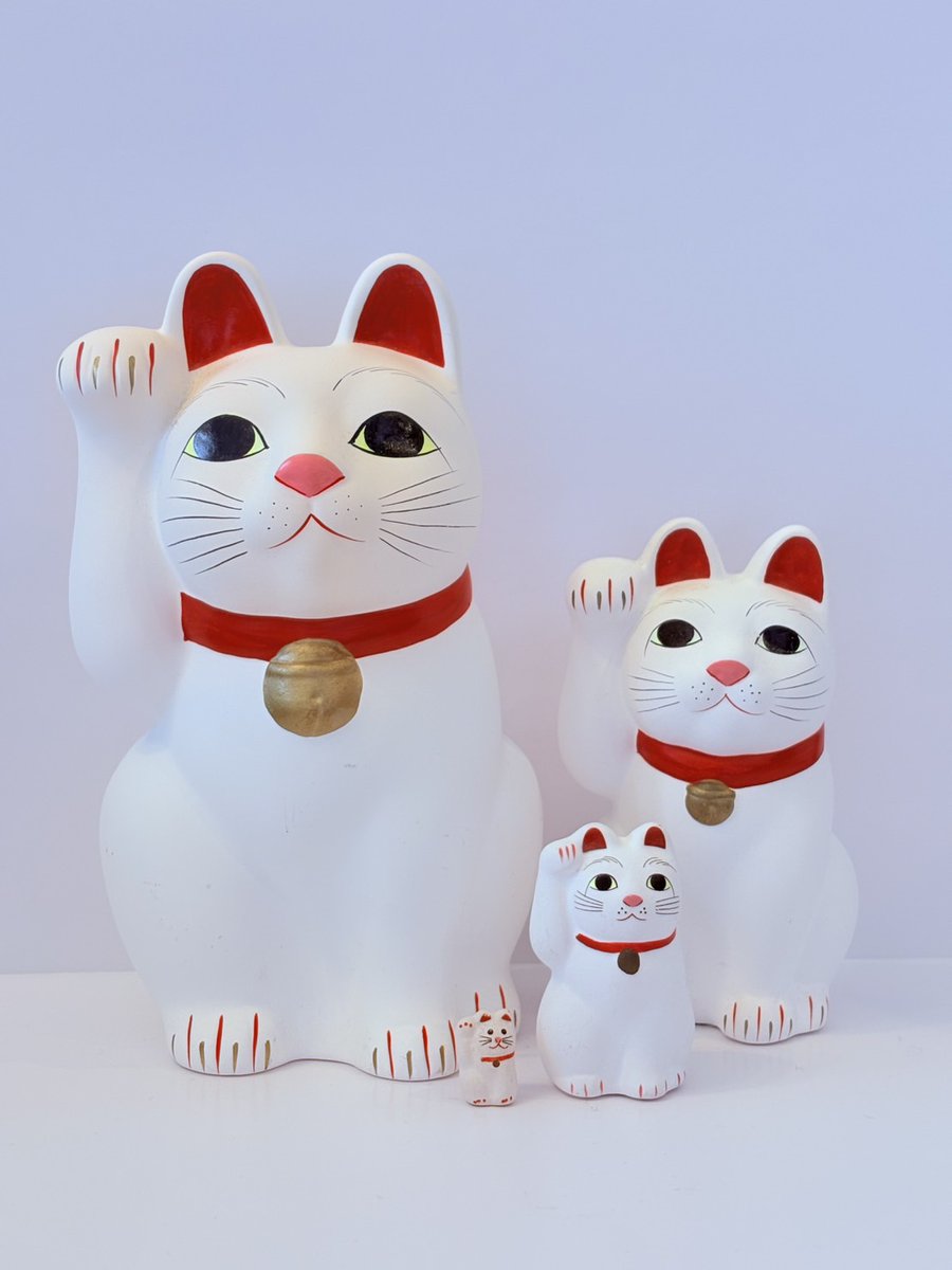 ファミリー写真みたいになりました。招き猫を集めるきっかけになった豪徳寺の招き猫たちです。
もっと大きいの売ってました。
招き猫は願掛けして願いがかなった戻してもいいし、大切に持ち続けるもよしなんだとか。