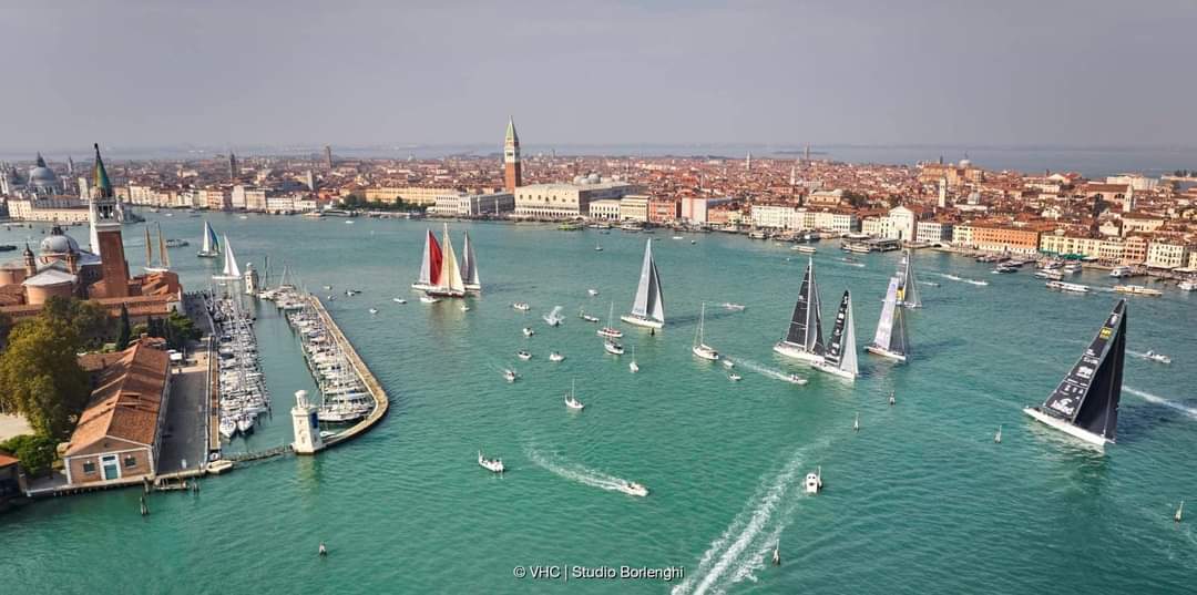 SimonVenturini's tweet photo. Spettacolo in laguna, torna la Venice Hospitality Challenge!
Il #19ottobre l'11° edizione di una delle regate più attese.
Gli equipaggi dei maxi yacht, abbinati ciascuno a un #albergo del centro storico, si sfideranno in Bacino tra virate e sorpassi.
📸 Studio Borlenghi https://t.co/uCMyE9V8g9