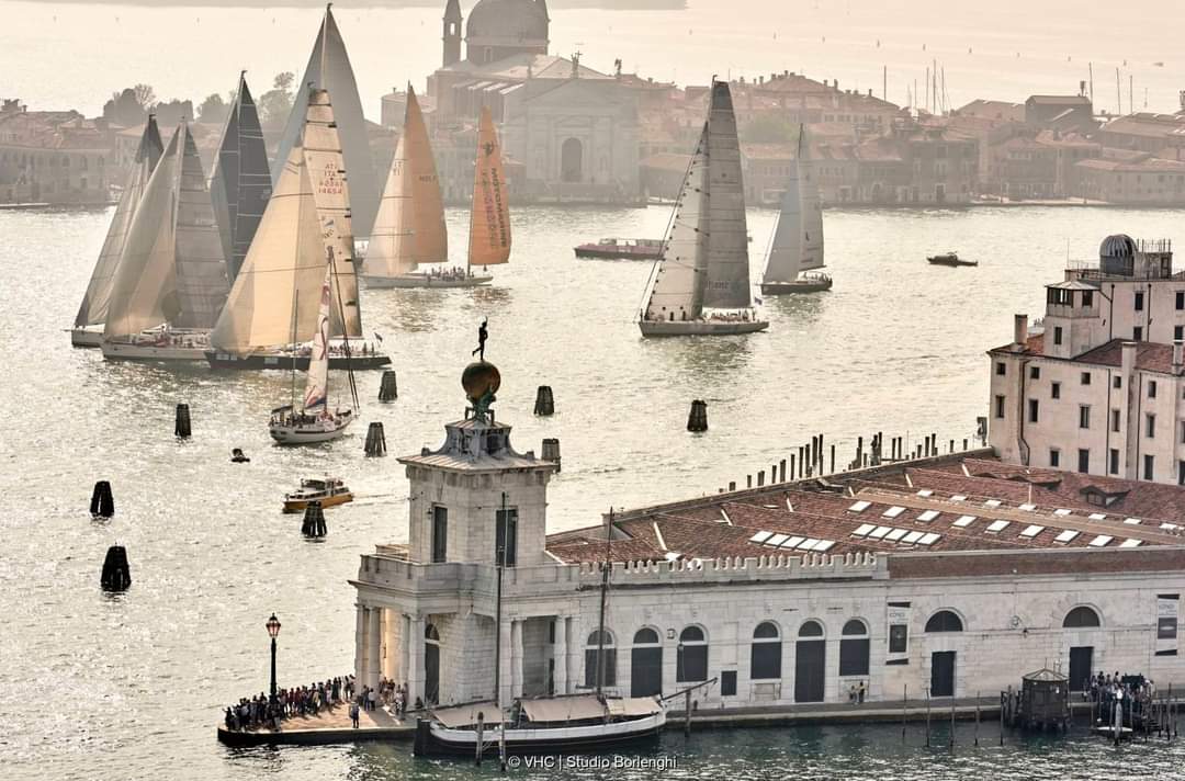 SimonVenturini's tweet photo. Spettacolo in laguna, torna la Venice Hospitality Challenge!
Il #19ottobre l'11° edizione di una delle regate più attese.
Gli equipaggi dei maxi yacht, abbinati ciascuno a un #albergo del centro storico, si sfideranno in Bacino tra virate e sorpassi.
📸 Studio Borlenghi https://t.co/uCMyE9V8g9