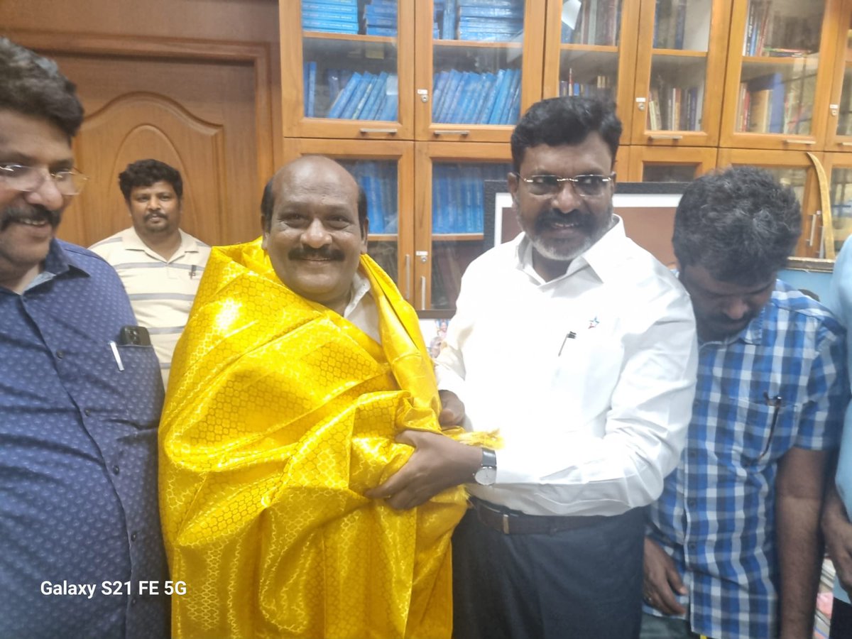 vivega_vicky's tweet photo. தமிழக முதல்வர் மற்றும் 
துணை முதல்வர் ஆகியோரின் வழிகாட்டுதலோடு
உயர்கல்வித்துறை அமைச்சராக பொறுப்பேற்ற மாண்புமிகு முனைவர் கோவி.செழியன்  அவர்கள் விடுதலை சிறுத்தைகள் கட்சித்தலைவர் எழுச்சி தமிழர் திருமிகு.தொல்.திருமா எம்.பி @thirumaofficial அவர்களை சந்தித்து வாழ்த்து பெற்றார்கள். https://t.co/w5uVaNpfDg