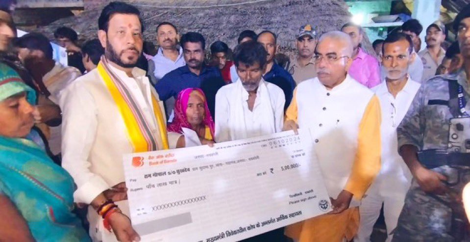 awadhnathpalsp's tweet photo. भाजपा के नेता हर बार अपने बेशर्मी का परिचय क्यों देते है? पीड़ित परिवार के घर जा कर #Event_management कर रहे है।

#नहीं_चाहिए_भाजपा https://t.co/hcLlzbVSnQ