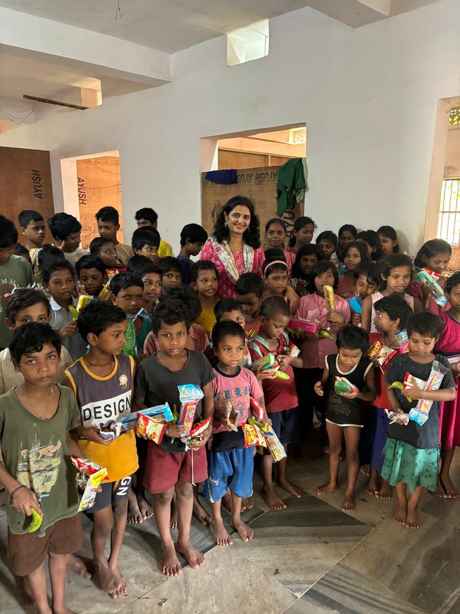 prashant_twitte's tweet image. Miss नम्रता  जो घर से दूर दूसरे  शहर में रह कर गवर्नमेंट टीचर की जॉब करती ह। आज उसका बर्थडे था परन्तु कोई भी सागा - सम्बन्धी उसके पास नहीं आया तो उसने आपने जनम दिन असहाय एवं हैंडीकैप्ट (अपांग) बच्चो के आश्रम में जा कर कुछ इस प्रकार महाया। मै इनकी सोच को सत-सत प्रणाम करता हू ।