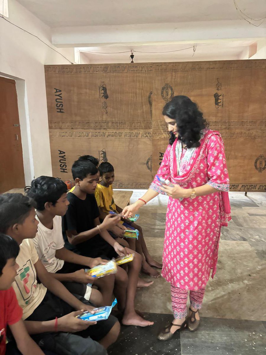 prashant_twitte's tweet image. Miss नम्रता  जो घर से दूर दूसरे  शहर में रह कर गवर्नमेंट टीचर की जॉब करती ह। आज उसका बर्थडे था परन्तु कोई भी सागा - सम्बन्धी उसके पास नहीं आया तो उसने आपने जनम दिन असहाय एवं हैंडीकैप्ट (अपांग) बच्चो के आश्रम में जा कर कुछ इस प्रकार महाया। मै इनकी सोच को सत-सत प्रणाम करता हू ।