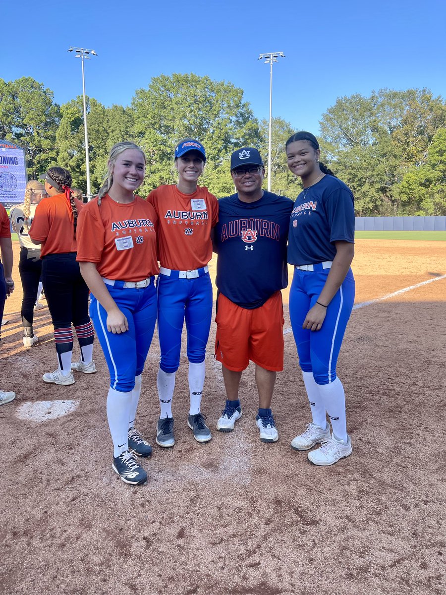 khloeburton20's tweet photo. I really enjoyed the @AuburnSoftball camp today. All the coaches and instructors were great and hands-on with all the players. I learned a lot and look forward to attending another camp. Thanks to all the coaches and players for a great camp. @CoachMalveaux @KateMalveaux @rykerzc https://t.co/NE5Ga8fgED