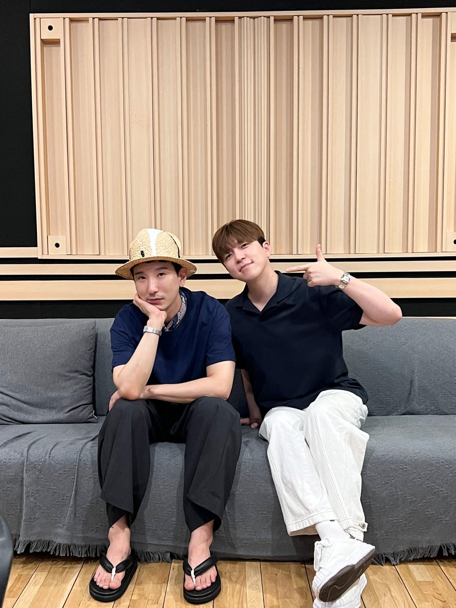 UKISS__official tweet media