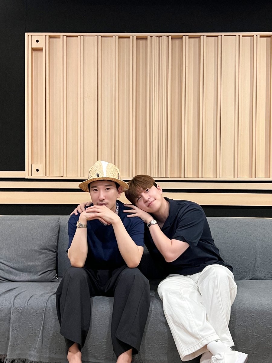 UKISS__official tweet media