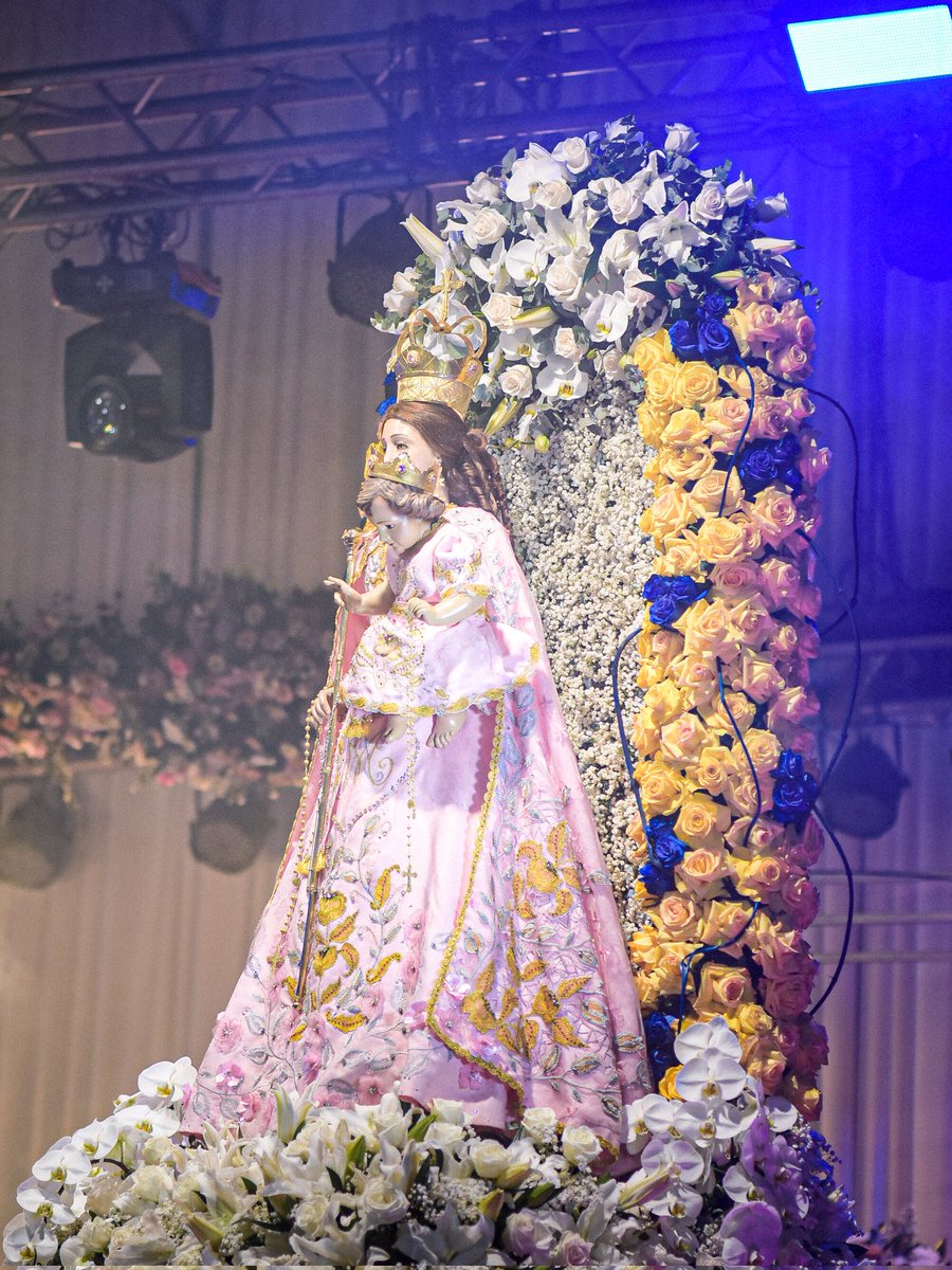 SpLuquenOficial's tweet photo. ¡𝗟𝘂𝗾𝘂𝗲 𝗲𝘀𝘁á 𝗱𝗲 𝗳𝗶𝗲𝘀𝘁𝗮! 😊🟡🔵

Hoy es el día de la madre todos los luqueños, la Virgen del Rosario. 

¡Bendícenos siempre, madre! 🙏🏻 https://t.co/8tE13YK816