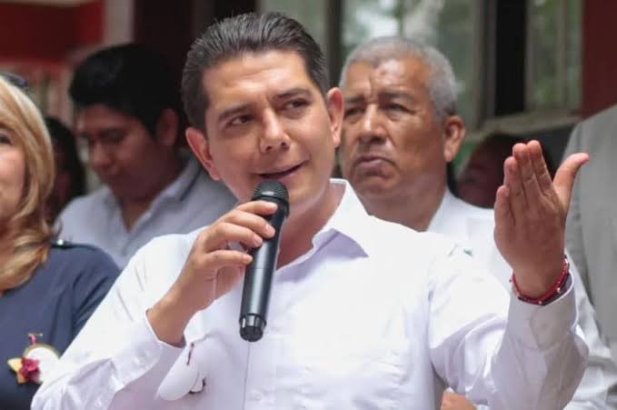 CiroDi's tweet photo. 🚨Perdonen que los muela en domingo, pero para que vean cómo está Guerrero, ASESINAN a el alcalde de su capital, Alejandro Arcos Catalán, quien fue decapitado y sus restos fueron localizados en la colonia Villas del Roble de Chilpancingo. https://t.co/Ga6jcCVywu