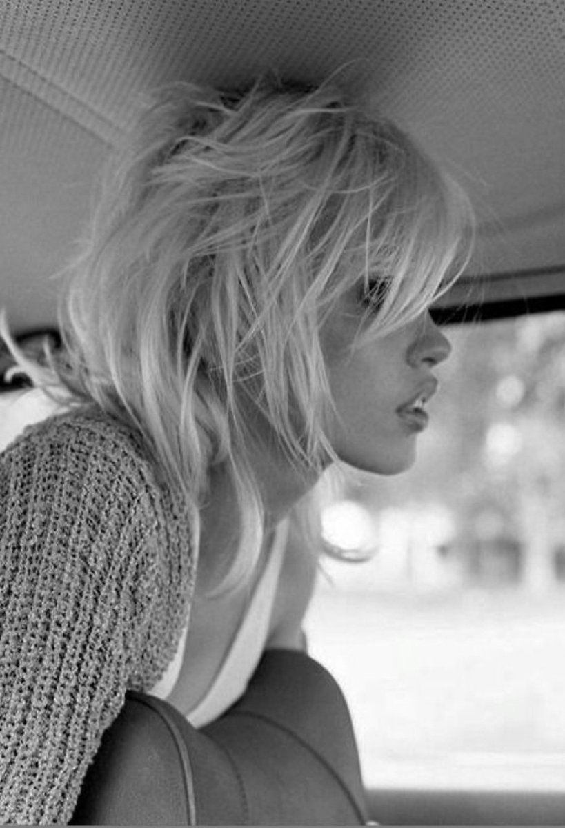 Un día de la nada y de repente te das cuenta que sólo con los años se aprende que nada es lo que parece.
Pero, también un día. un grandioso día te darás cuenta que así es la vida, con sus penas, alegrías y con todas sus injusticias. Y aprendes a enfrentar los retos de la vida🦋