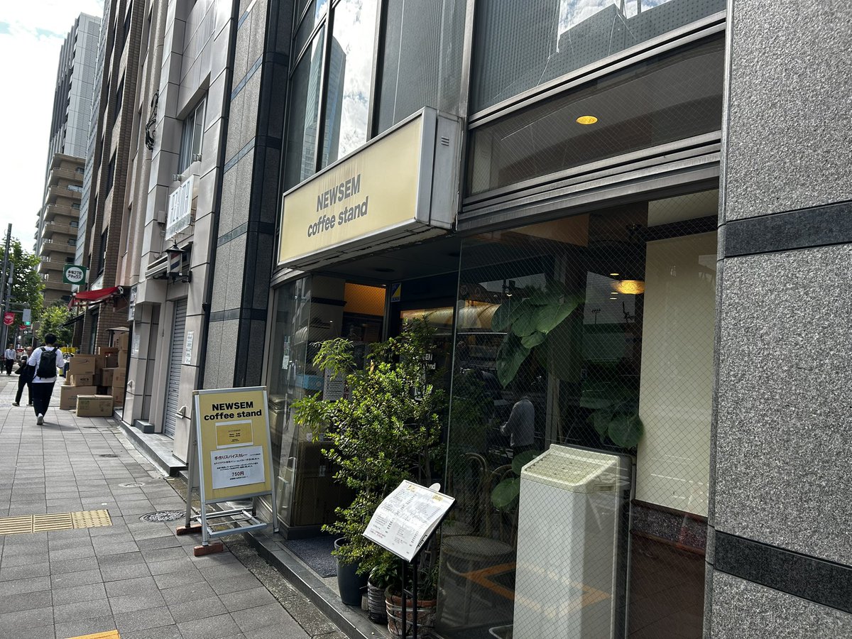 t_uvx's tweet photo. ここのスパイスカレーは
月一回程度の禁断状況出るのでご注意おば
※個人差があります

セルフサービスのトッピングの種類が最近増えたか？
スパイスカレーに漬物トピを考えた人は神

#六本木 #NEWSEM https://t.co/NKY68TdHTw