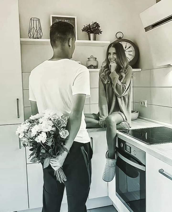 Oggi tratto l'amore è......
L'amore è chiedere: 
"Stai comoda?”
Quando lei dorme con la testa sul tuo petto e tu hai il braccio intorpidito eppure non vorresti essere da nessun'altra parte.
L'amore è dire: 
mangia i miei biscotti, stasera non hai mangiato niente.