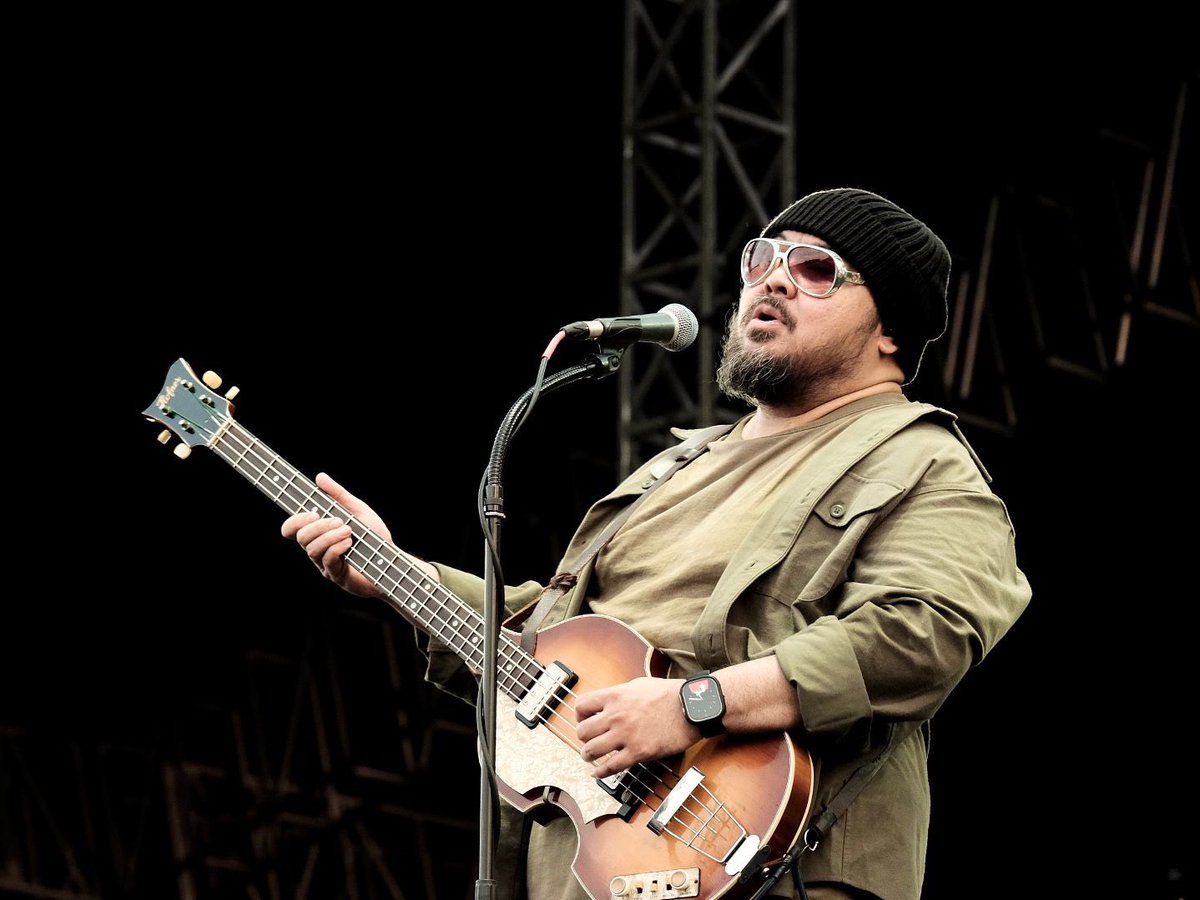 sorezeband's tweet image. De... Lu emang gile yee.. Ga jaman lu masih ada dan sekarang udah ga ada banyak orang mencintai &amp;amp; kangen sama elu secara personal. Tapi Alhamdulillah dengan izin Allah SWT walau sekarang gw tinggal berdua sama Awan, SORE masih terus jalan de. 

#sorezeband #syncronizefest