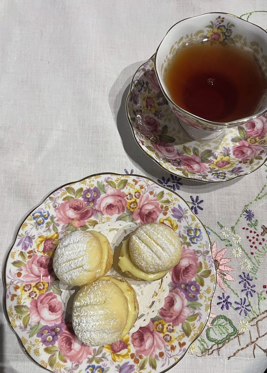 ZaraKara's tweet image. Final entry (thanks to my mum) in the #TheGreatRareBooksBakeOff for #BakeMonash some melting moments