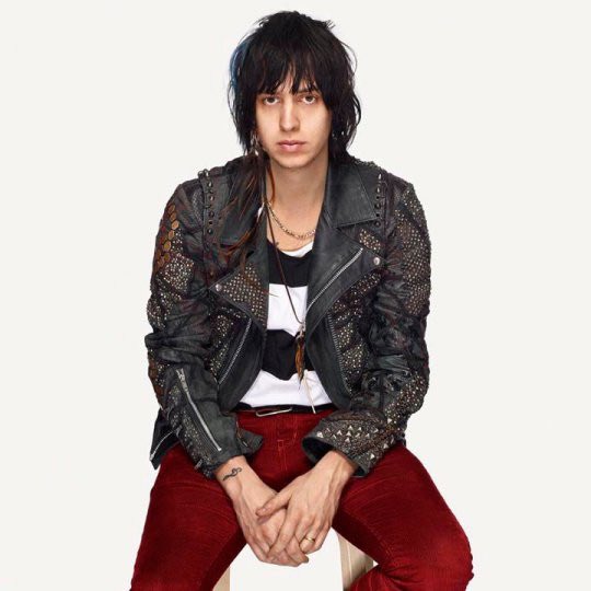 PopBase's tweet image. Julian Casablancas is featured on ‘Mean girls’ from Charli xcx’s ’BRAT’ remix album.