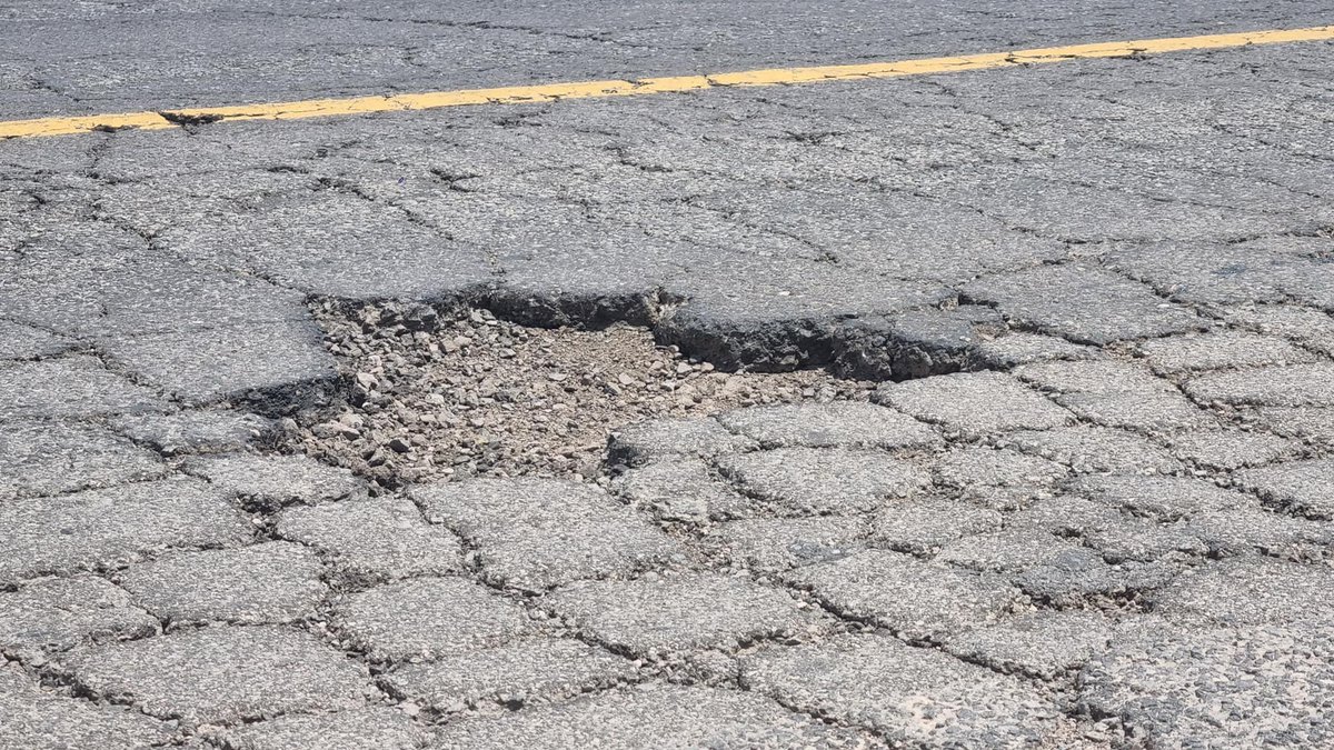 Planoinforma's tweet photo. ATENCIÓN! 🚨 Si viajas a Aguascalientes (saliendo de Ojuelos, poco antes de llegar a Ciénaga de Mata) ten cuidado al transitar por esa carretera ya que se encuentra en mal estado a causa de los baches, varios automovilistas reportan haber caído en esos baches.

Los baches son tan enormes que inevitablemente hay que invadir el otro carril para no caer en ellos; esta situación provocó el día de hoy un grave accidente en cual fallecieron 6 personas y cuatro personas se encuentran hospitalizadas. Nota: https://t.co/i1HpSSHJoD
#Nacionales