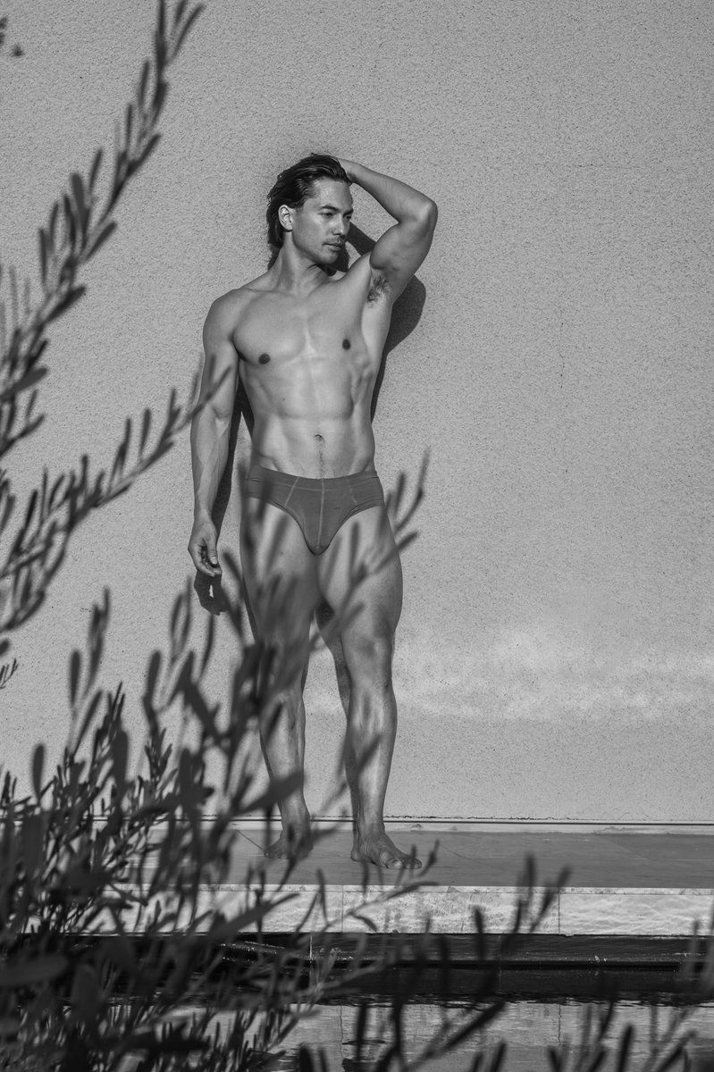 “Suns out…” 🌅 

📸 <a href="/vinniecassidy/">vinnie cassidy</a> 

#poolside #mensunderwear #backon74