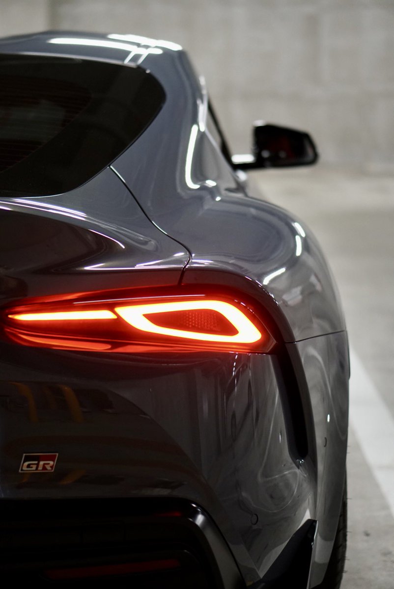 社外のテールライト色々出てきててかっこいいのいっぱいあって欲しくなるけど純正のデザインすごく好きで結局このままになっちゃってる
高級感がある感じがする