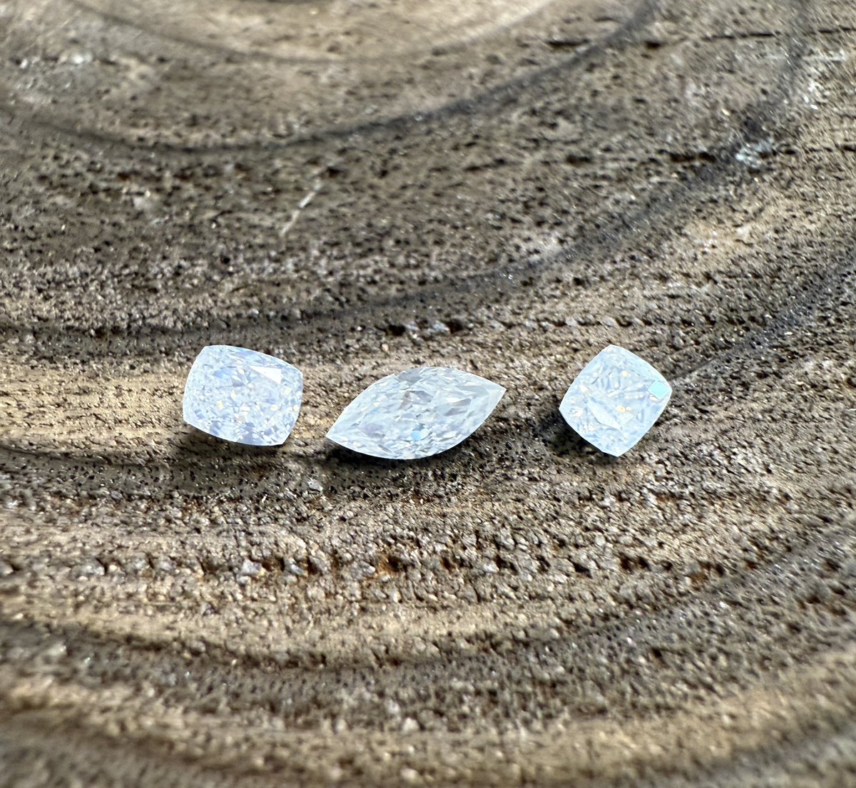 GemaxStone's tweet photo. ファンシーホワイトのスモールサイズ💎0.30-0.40ct サイズ(GIA) 今週末の京都石ふしぎ大発見展にお持ち致します💁🏻‍♂️ブース番号:70-71-72 地下展示場にてご覧いただけます!

⚜️

#ファンシーホワイトダイヤモンド 
#fancywhitediamond 
#designart 
#playwithcolors 
#diamond
#gemax https://t.co/ofuZtmMTGt