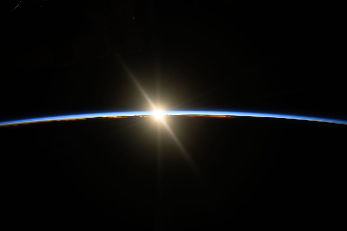 🚀 Celebrating #WorldSpaceWeek and the pioneers pushing the limits of human knowledge! 🌌

Image: Sunrise from the ISS, 261 miles above the Pacific Ocean.

📸 NASA/Matthew Dominick