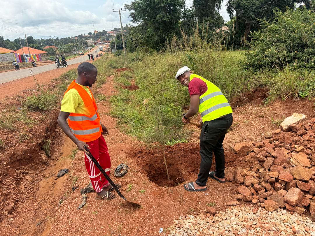 Last Saturday, we kicked off the second phase of our "Plant Your Balance" project, planting trees along Garuga-Gerenge Road. We’re committed to reaching our goal of planting over 10,000 trees this Rotary year! Huge thanks to all our partners who joined us for this impactful