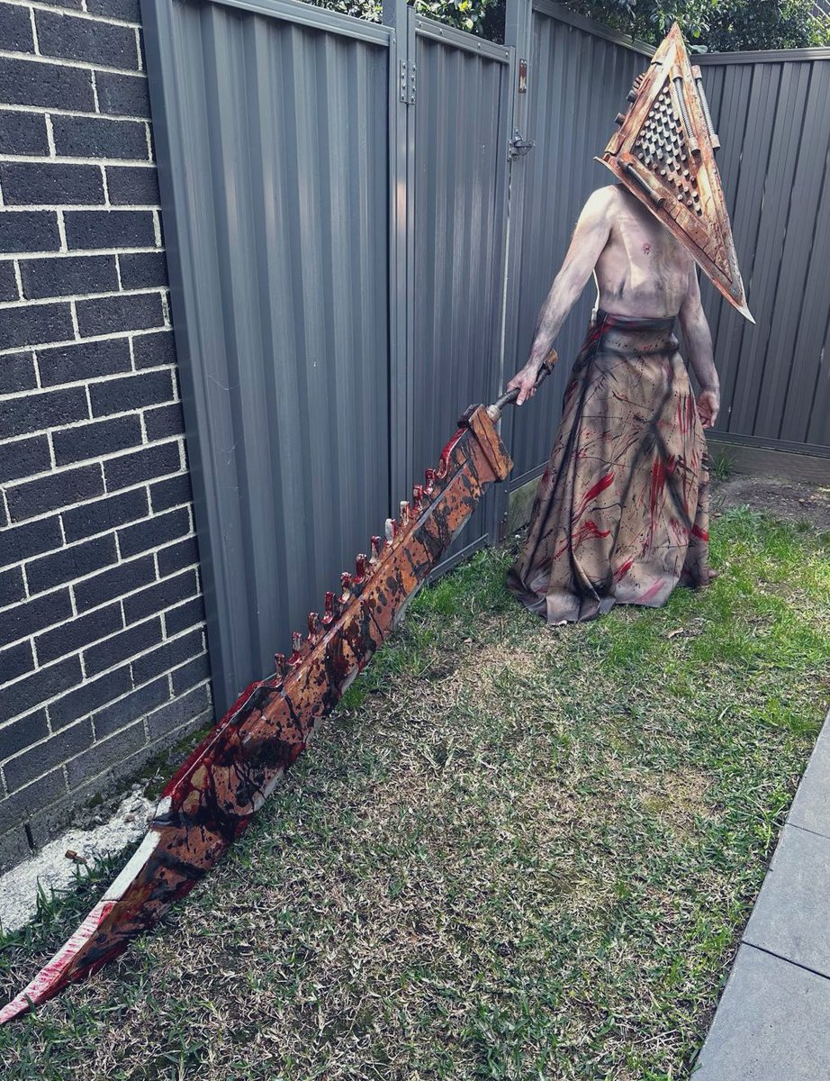 SlasherBoyVR's tweet image. 🔪Daddy Pyramid Head is coming for you 
So happy with my cosplay effort 🥰

#SILENTHILL #SilentHill2 #pyramidheadcosplay #pyramidhead