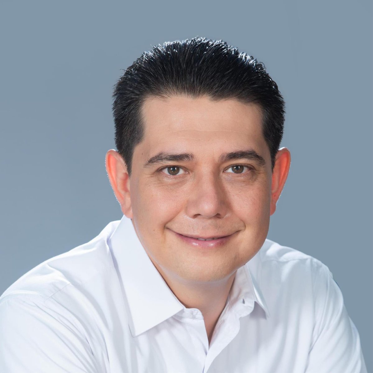 Con un nudo en la garganta pido a <a href="/OHarfuch/">Omar H Garcia Harfuch</a> que la implementación de su plan de seguridad sea URGENTE, hoy decapitaron a un PRIista honesto y muy trabajador, no puede seguir este país bañado en sangré.
Descanse en paz alcalde de Chilpancingo Guerrero Alejandro Arcos. 🕊🕊