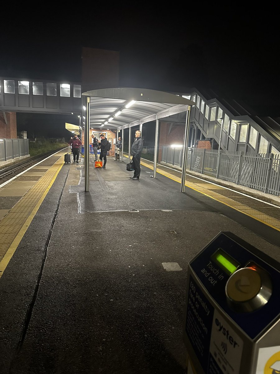 CatherineShir's tweet photo. @nationalrailenq since the new bridge opened at Motspur Park there’s one tap in spot at the far end of the station.Every PAYG person entering or exiting must use it, along the narrowest bit of the https://t.co/aQmGmx9OIv’s dangerous and inconvenient.Will they be moved centrally? https://t.co/022AVwtDCh