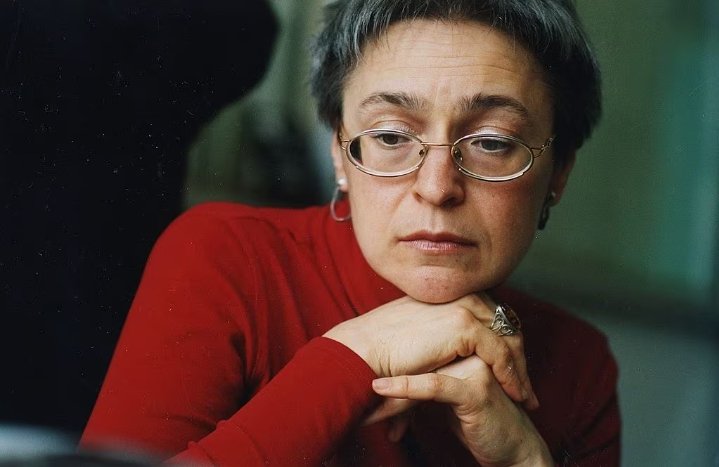 "Impedire a una persona che fa il suo lavoro con passione di raccontare il mondo che la circonda è un’impresa impossibile."

Per impedirlo a lei, la giornalista Anna Politkovskaja, dovettero ammazzarla. Accadeva il #7ottobre 2006, nel giorno del compleanno del criminale Putin.