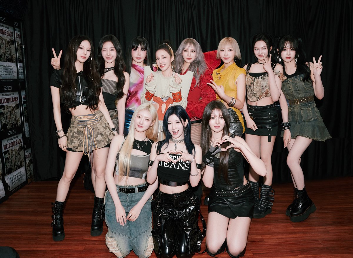 YGBABYMONSTER_'s tweet image. What a moment..🫢✨
2NE1 선배님들 💗

#BABYMONSTER #베이비몬스터 #2NE1 #투애니원 #YG