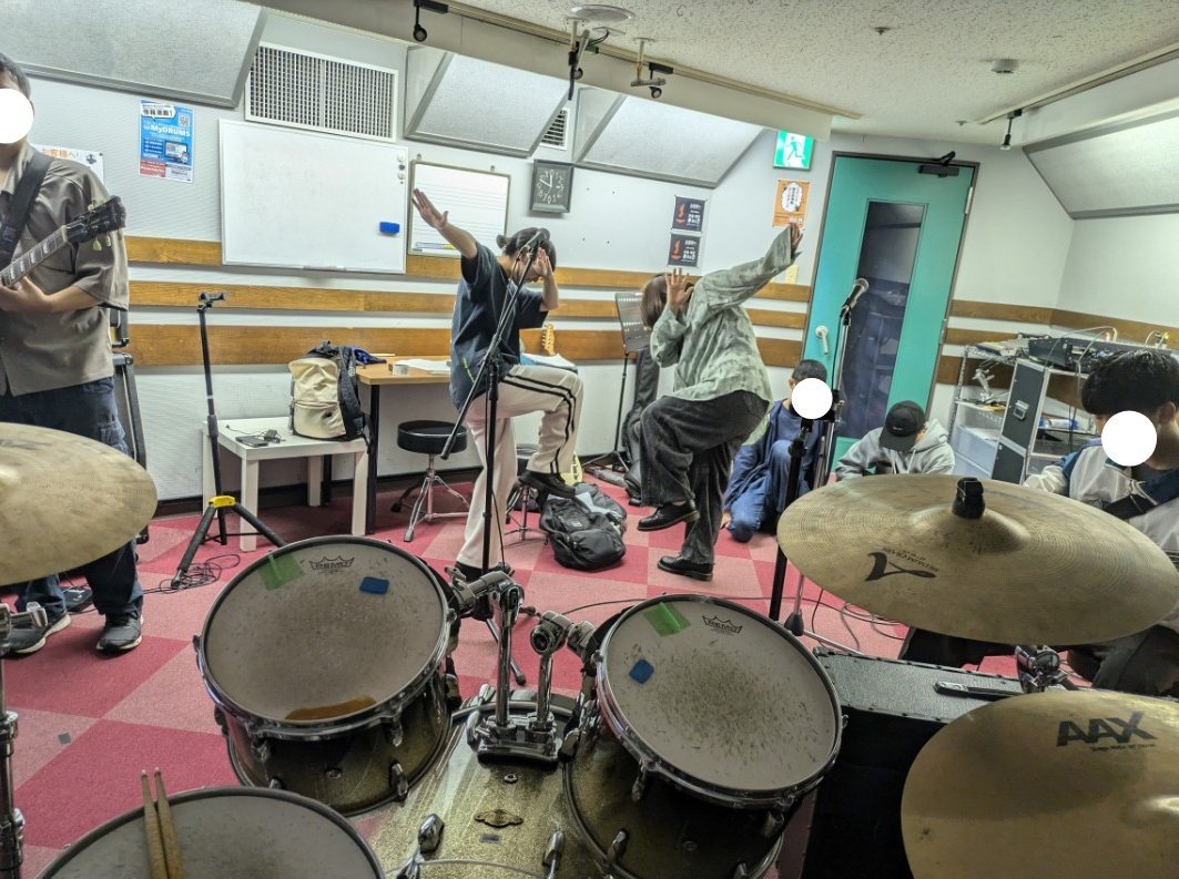 音楽サークルMusic Studioです！
今年も伍桃祭に参加させて頂きます！

12日(土)
　サブステージ 16:10~16:50
13日(日)
　メインステージ 10:00~10:30 　　
　サブステージ 11:50~12:20

今年入学の一年生も含め、初心者、経験者問わず楽しく演奏いたしますので、ぜひお気軽にお越しください！🎸🎹✨️
