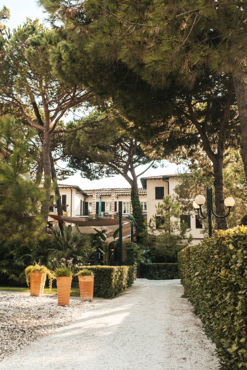 A stunning glimpse of Villa Pesenti, visible from our villas, offering a view that captures the essence of beauty and elegance. A scene that enchants the eye and evokes the timeless charm of this unique setting.
 
#AugustusHotelResort #LuxuryLifestyle #FortedeiMarmi