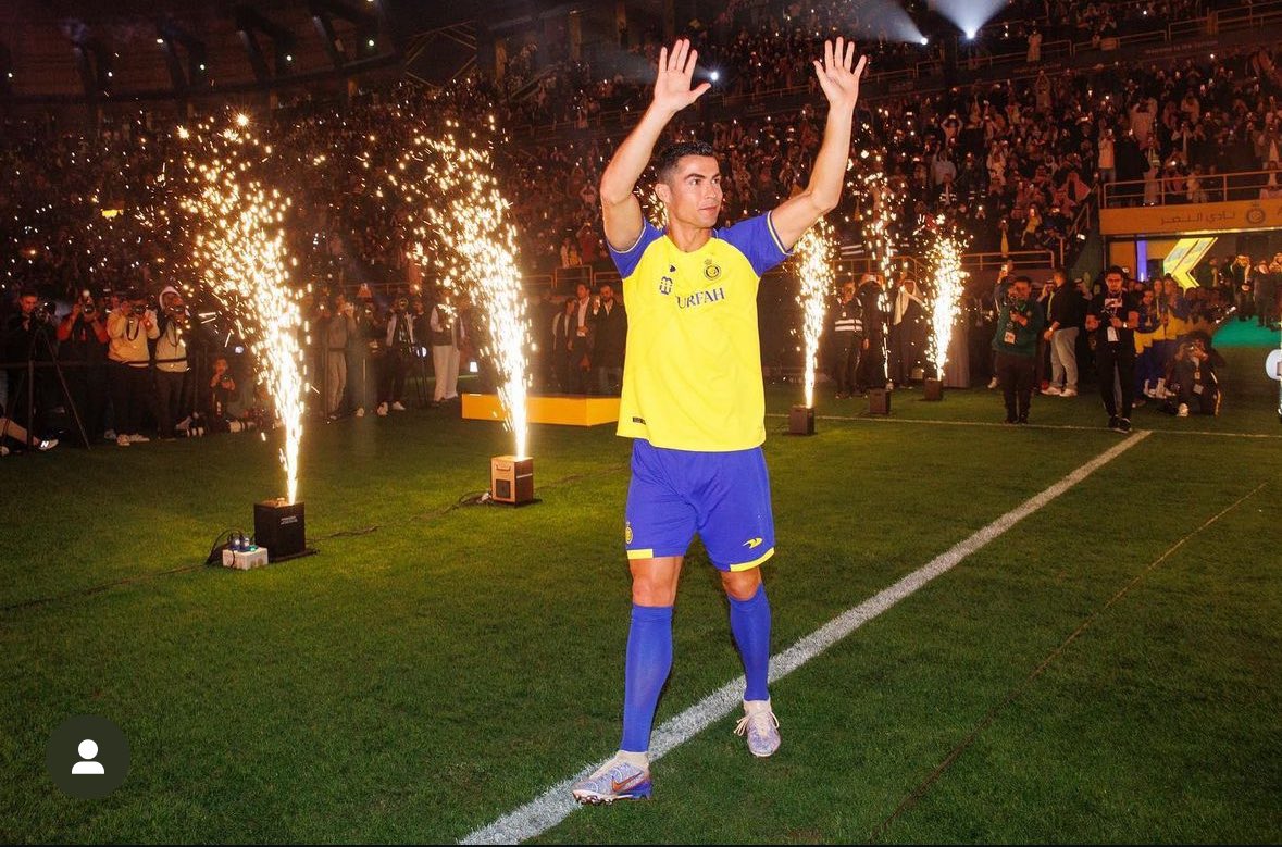 thrydz52072's tweet photo. في ديسمبر 2022، انضم كريستيانو رونالدو إلى نادي النصر السعودي بعقد يمتد حتى 2025، بعد مغادرته مانشستر يونايتد. كانت الصفقة تاريخية وساهمت في زيادة الاهتمام بالدوري السعودي عالميًا. https://t.co/J9KWTx0kZj