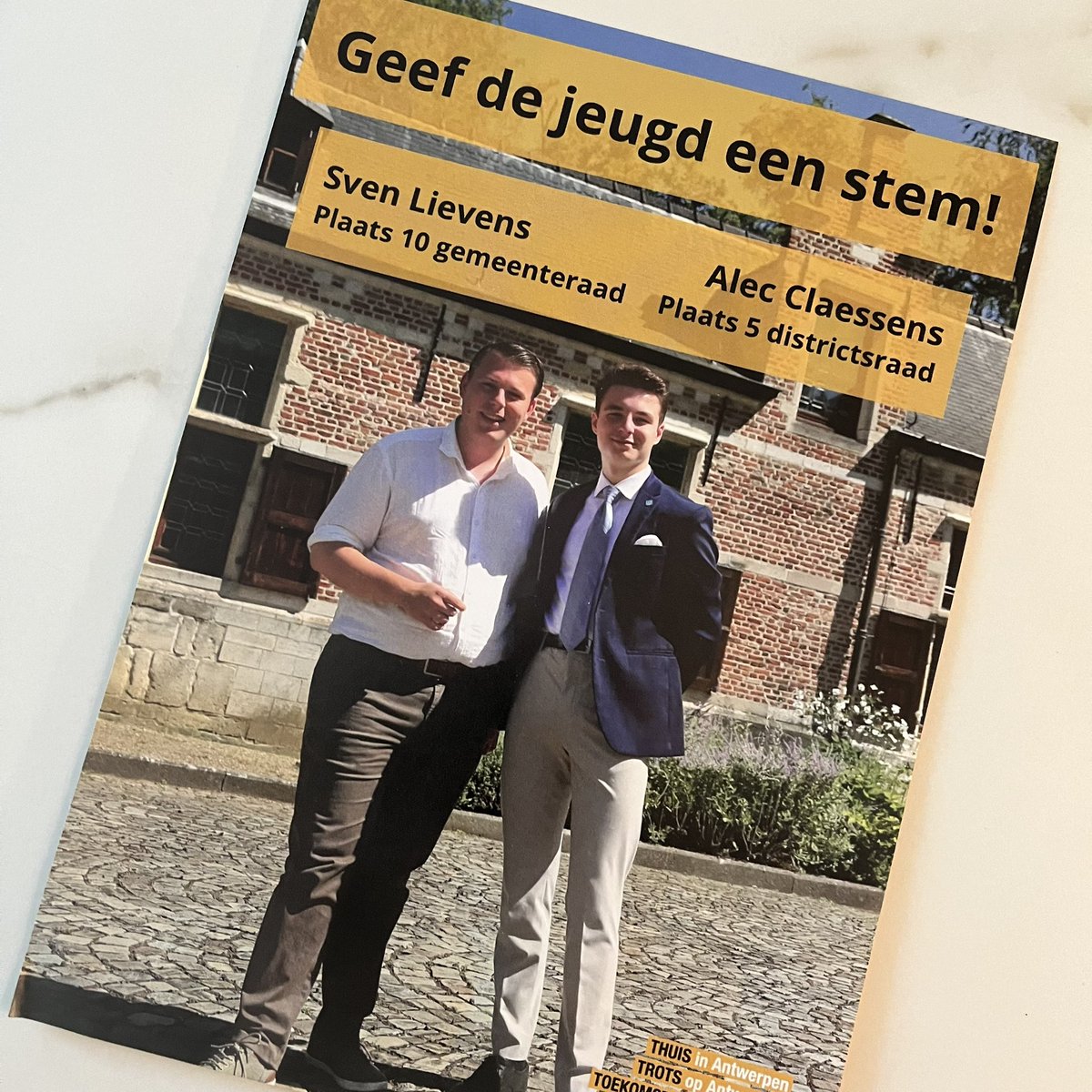 Intussen bij bij N-VA Antwerpen:

- ‘Vrienden! We moeten ook de jeugd aanspreken.’
- ‘Anders zetten twee jonge gasten op de lijst?’
- ‘Topplan. Hoe zetten we ze op de foto dan?’
- ‘Als twee gepensioneerde West-Vlaamse ondernemers op Waregem Koerse?’
- ‘Kleir!’