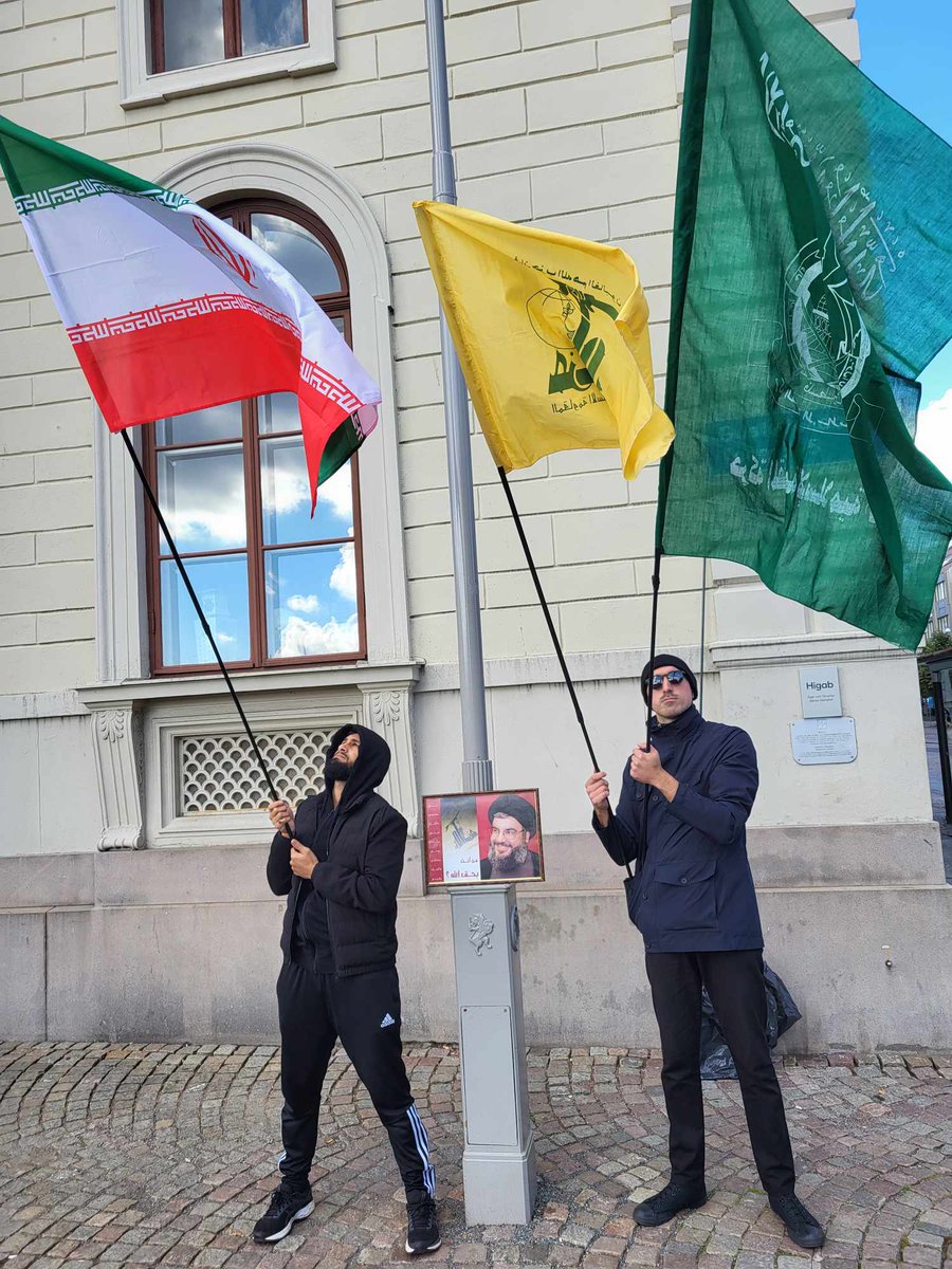 Ser på filmklipp från demonstrationen i Göteborg igår. Fler flaggor/kläder med Hizbollah/Hamas än vanligt. Fler bilder på Hassan Nasrallah och så rent och övertydligt antisemitiska plakat.