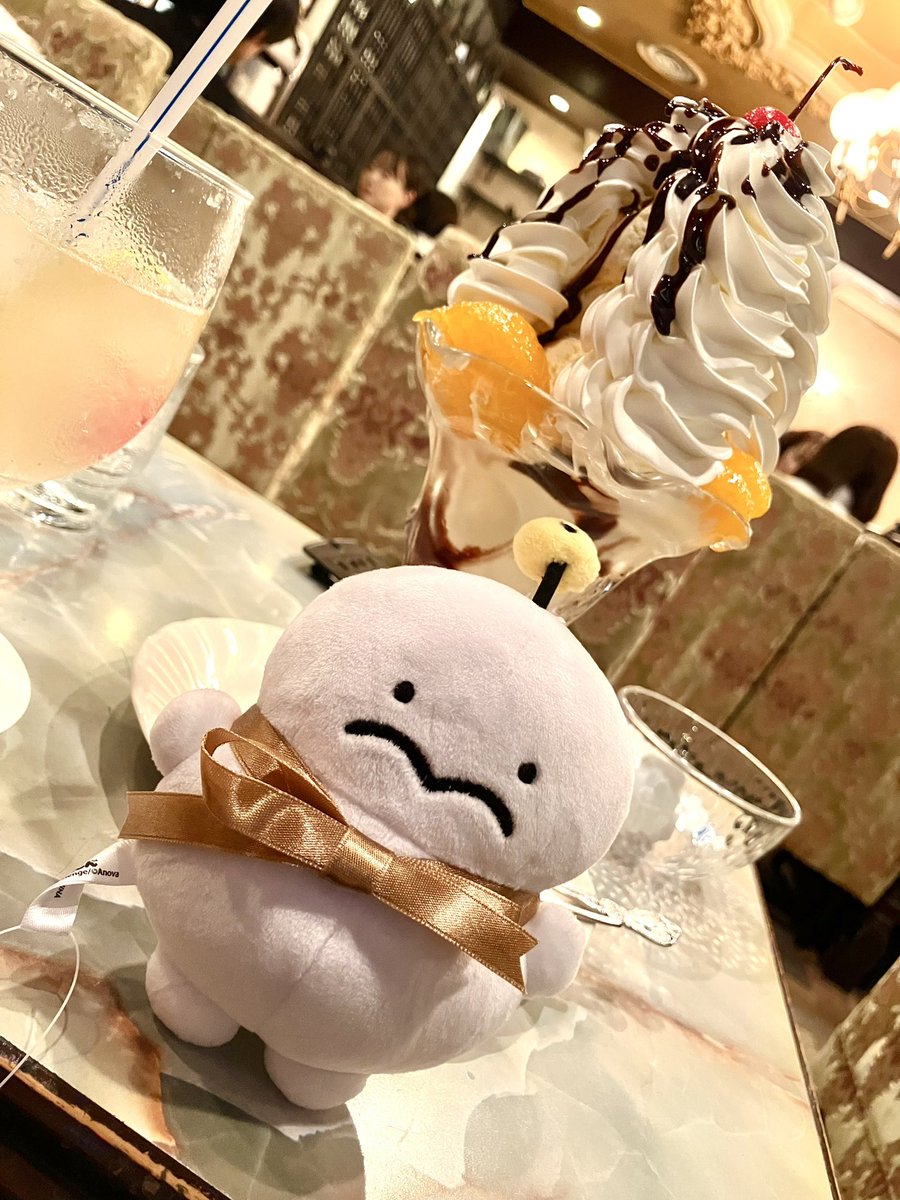 ss__info's tweet photo. めちゃでかパフェを守るぷり
なが〜いソフトを狙うぷり
ポーチからポンポン（？）がはみ出してしまうぷり

#ぷりぷりうちゅうじん https://t.co/RqXRLd3ync