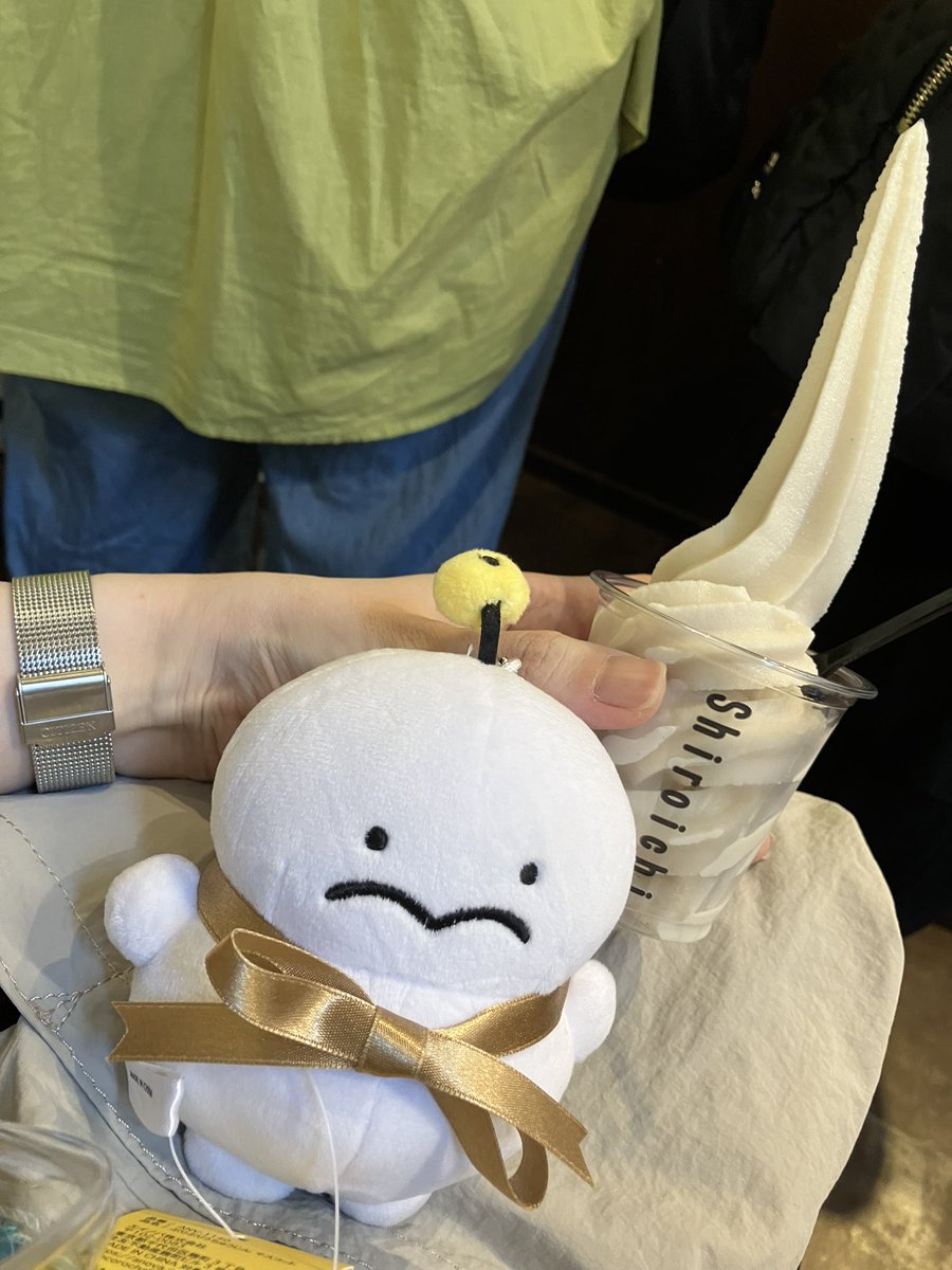 ss__info's tweet photo. めちゃでかパフェを守るぷり
なが〜いソフトを狙うぷり
ポーチからポンポン（？）がはみ出してしまうぷり

#ぷりぷりうちゅうじん https://t.co/RqXRLd3ync