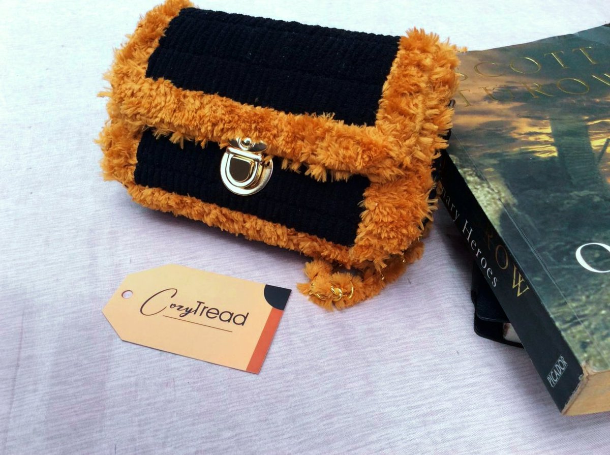 Trone256's tweet photo. You can never go wrong with a black bag.
One with fur??? Perfect choice 🥰 https://t.co/ZMsDWeH4E8