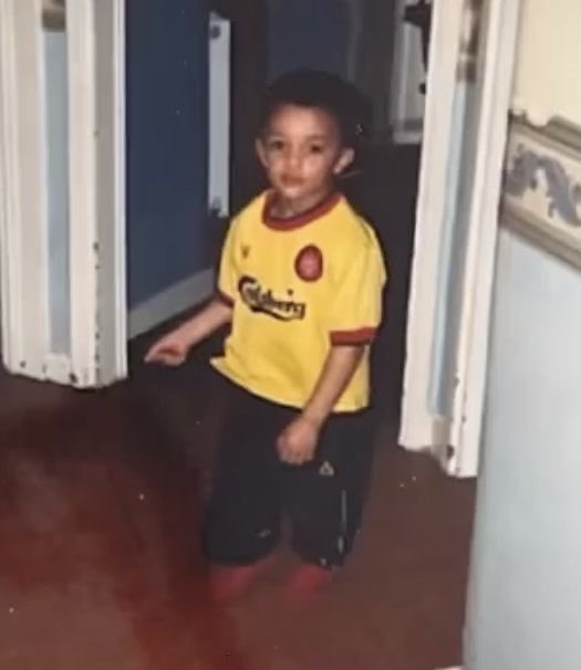 lfcsalahh's tweet photo. happy birthday to the best rb in the world❤️ https://t.co/qpgIFZ9yY9