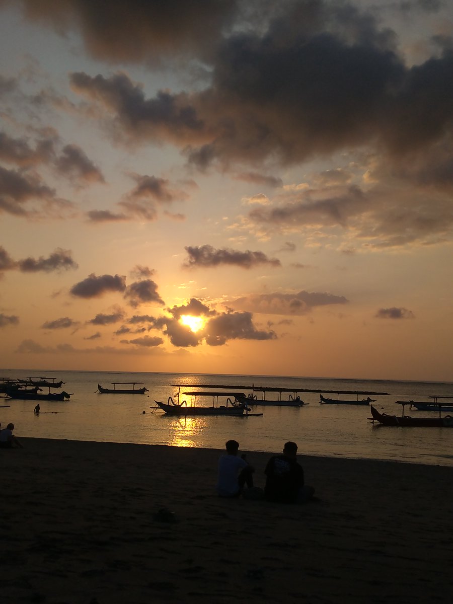 Edamore2's tweet image. Aku rindu silloet senja
Menunggunya terkubur dibatas samudra
Bercengkrama pada sorak sorai ombak
Berbalur pasir pada kaki yang telanjang....

Apa kabarmu