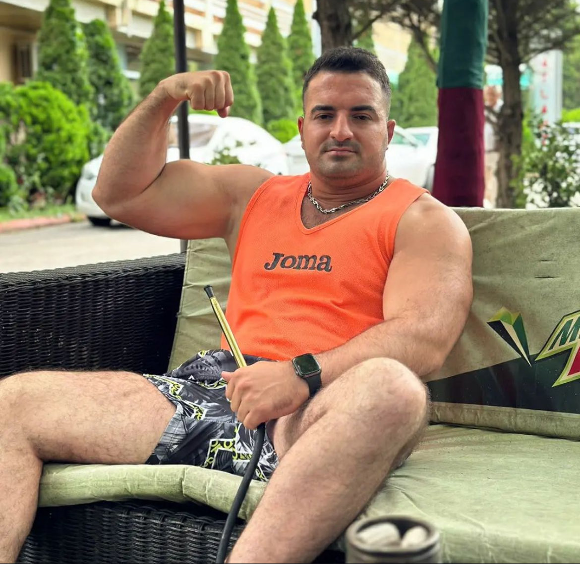 lovbeats1's tweet photo. Rate this men from 1 to 10 ? #hairyman #gaybear #hairygay #jockbear https://t.co/3lWfUW2ERP