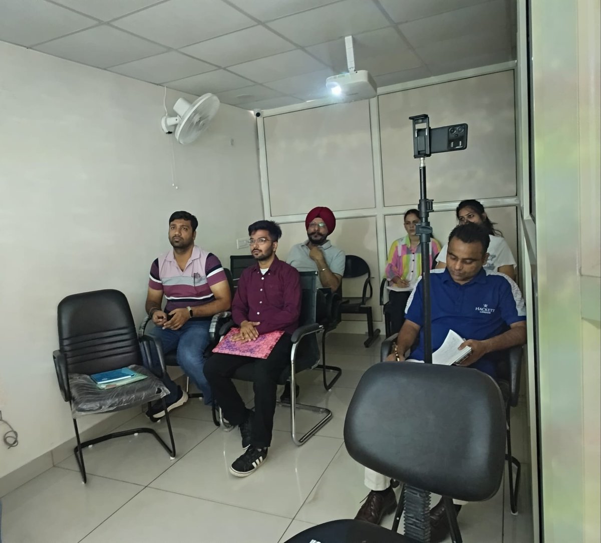 GENEINVEST's tweet photo. NJ PARTNERS MEET AT THE NJ EXPRESS OFFICE ON 05TH OCTOBER 2024.

AGENDA:
BASIC TRAINING DAY 04

SPEAKER:
MR. ASHISH GOYAL
(NJ WEALTH EXPRESS MANAGER)

#njwealth #njmutualfunds, #systematicinvestmentplan ,#sipsahihai ,#topupsip ,#investinmutualfunds https://t.co/3NPHFvwlWt