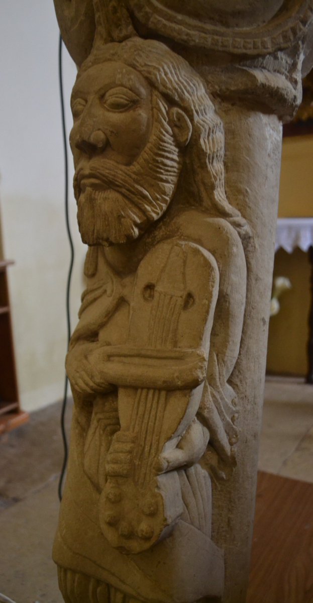Érase una vez un músico que apareció en el cementerio de un pueblo....y que hoy forma parte del atril de su iglesia....
Esa es la historia de esta estatua-columna que muestra a un músico tocando una vihuela de cinco cuerdas.
Iglesia de San Andrés. Revilla de Collazos #Palencia