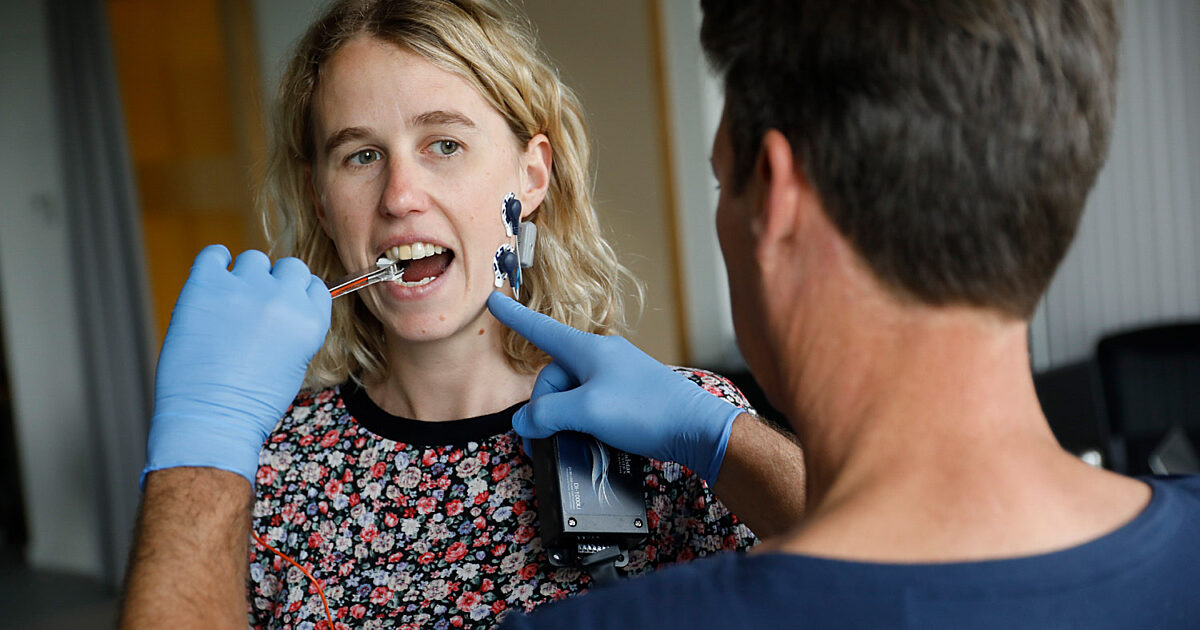 Even op de tanden bijten? 🦷

Prof. Hans Isselée vertelt in KU Leuven Stories over hoe kinesitherapie kan helpen bij knarsetanden of het opspannen van de kaken.

Lees het volledige artikel hieronder of via deze link 👉🏻 t.ly/ChhDh