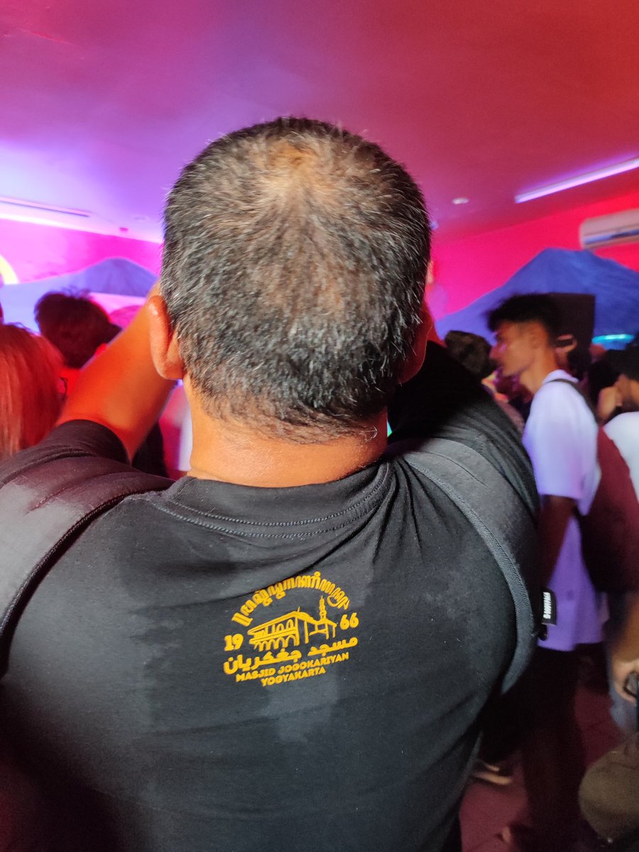 Kaos band dan kaos tukang bangunan minggir dulu.
Kami menemukan kaos Masjid Jogokariyan di Gigs Stage <a href="/SynchronizeFest/">Synchronize Festival</a> saat <a href="/DOM65Band/">DOM 65</a> tampil kemarin.