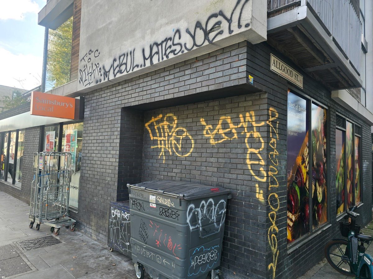 simplecleanuk's tweet photo. 💥The Simple Clean team can remove graffiti immediately, within ⏰24hrs or a maximum within 48hrs. 👉 You can specify urgency but either way, your unwanted graffiti will be gone as a matter of priority! 📲 020 8916 2237 #simpleclean #graffiti #graffitiremovalservice #commercial https://t.co/k3a3n3807O