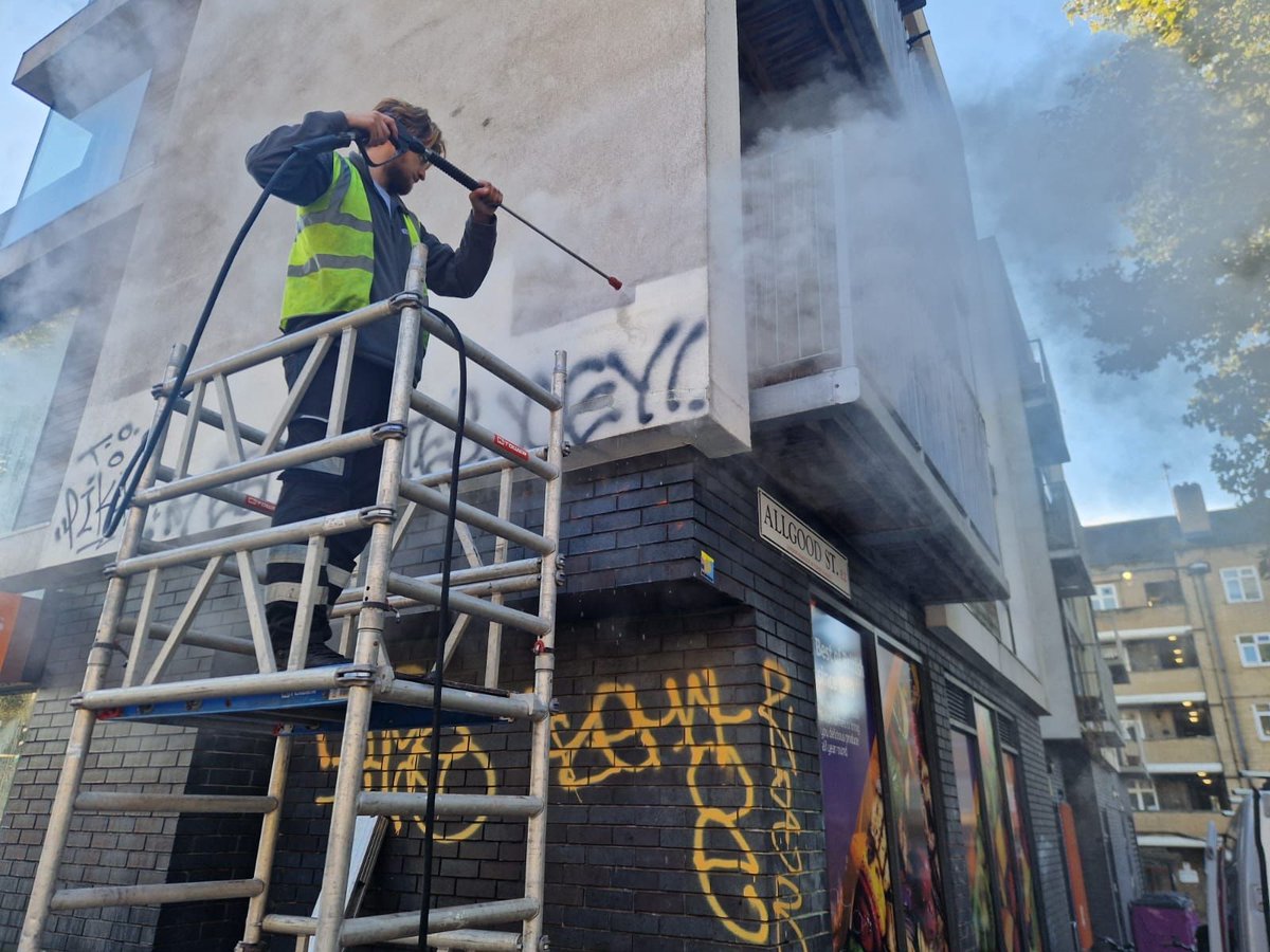 simplecleanuk's tweet photo. 💥The Simple Clean team can remove graffiti immediately, within ⏰24hrs or a maximum within 48hrs. 👉 You can specify urgency but either way, your unwanted graffiti will be gone as a matter of priority! 📲 020 8916 2237 #simpleclean #graffiti #graffitiremovalservice #commercial https://t.co/k3a3n3807O